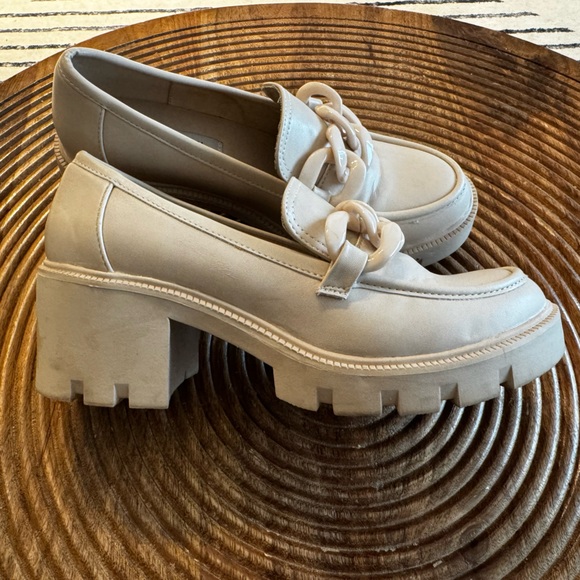 Steve Madden Ivory Loafers with Chunky Chain - Picture 2 of 3